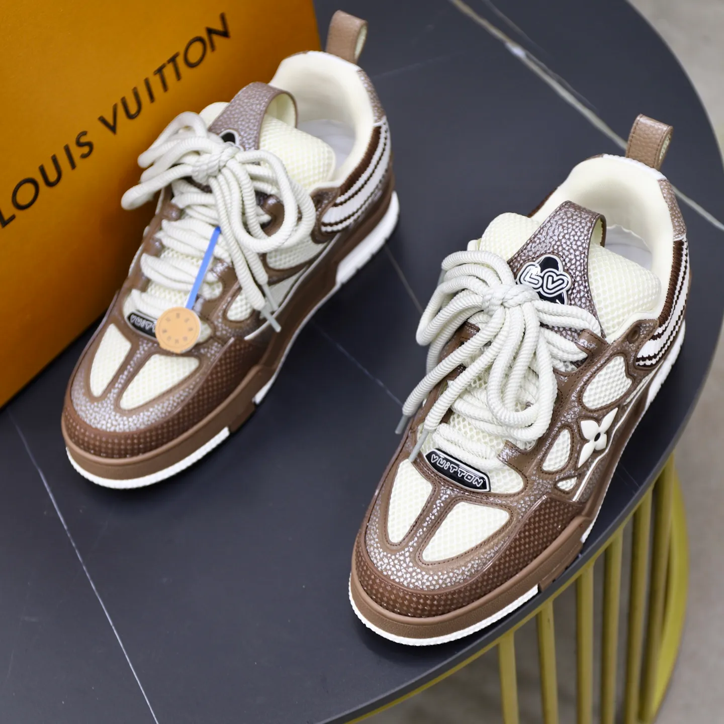 Ex-factory price: 860💰LV Couple👫Louis Vuitton TRAINER sneakers classic Louis Vuitton men's artistic director Virgil Abloh picked inspiration to create this LV Trainer sneaker. Yingze crystal inlays present a colorful effect. VS can be matched with two gorgeous effect colors. The LV letter logo badge on the tongue is gorgeous and noble. The LV letter is decorated on the side. The outsole is decorated with a Monogram flower pattern. It shows the trend of elegance and nobility! Men's and women's models: 35-46